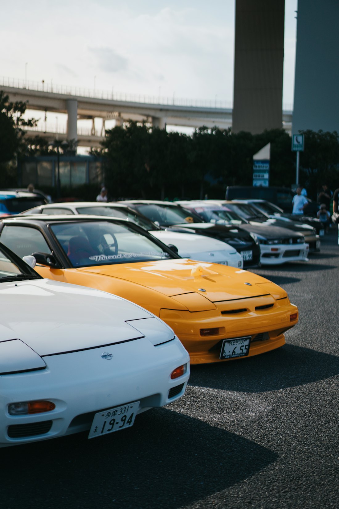 駐車場に停められた車