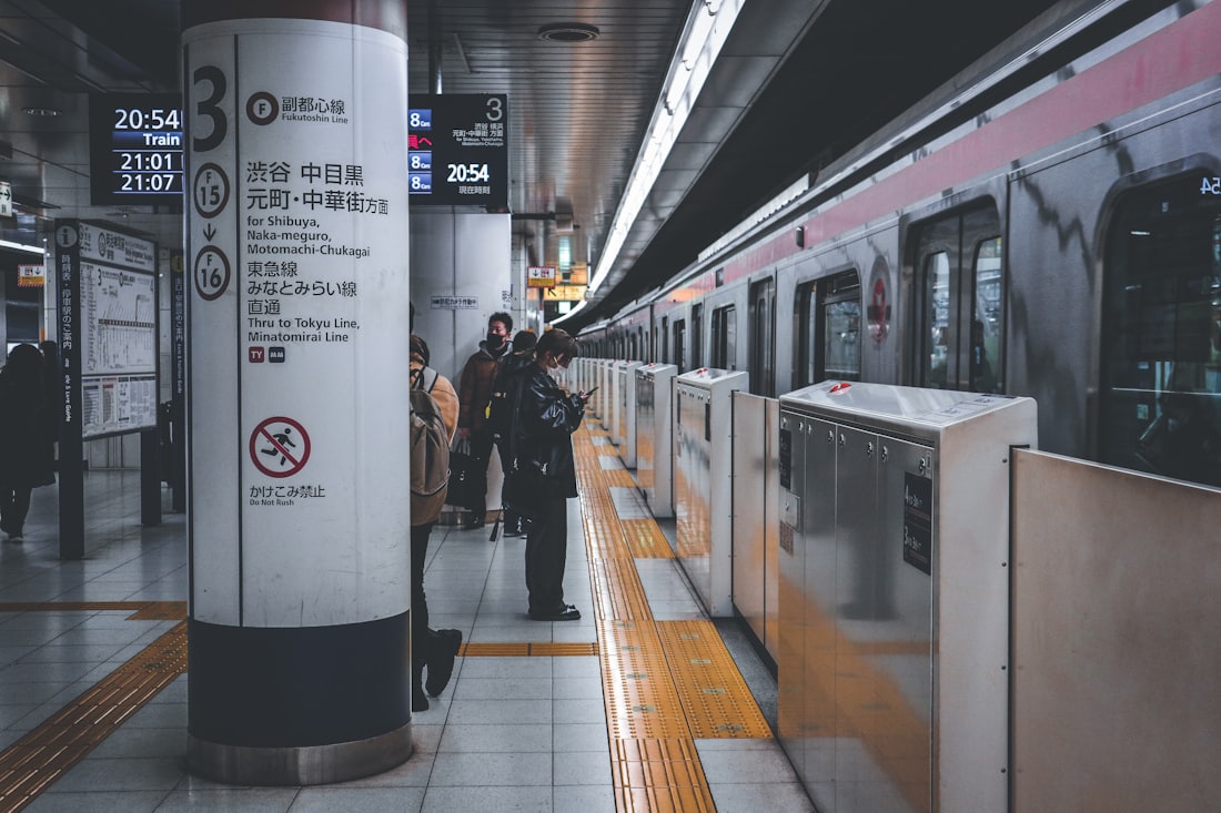 地下鉄の駅ホーム